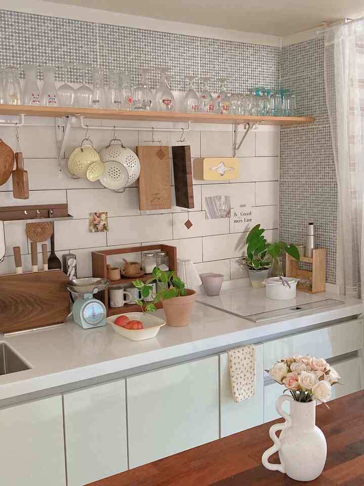 Kotak tisu di dapur berwarna merah, tapi warnanya terlalu mencolok di dapur, jadi saya mencampur cat dan mengecatnya dengan warna kuning muda. 
Tidak peduli bagaimana aku melihatnya, menurutku aku telah melakukan pekerjaan dengan baik, jadi aku terlambat memposting rekaman ini🤭🤍🤍
Saya mungkin satu-satunya yang merasakan hal ini, tetapi perubahan kecil pun membuat saya merasa senang, seolah-olah telah terjadi perbedaan yang besar. 

Dingin sekali di malam hari. Hati-hati jangan sampai masuk angin 🤍