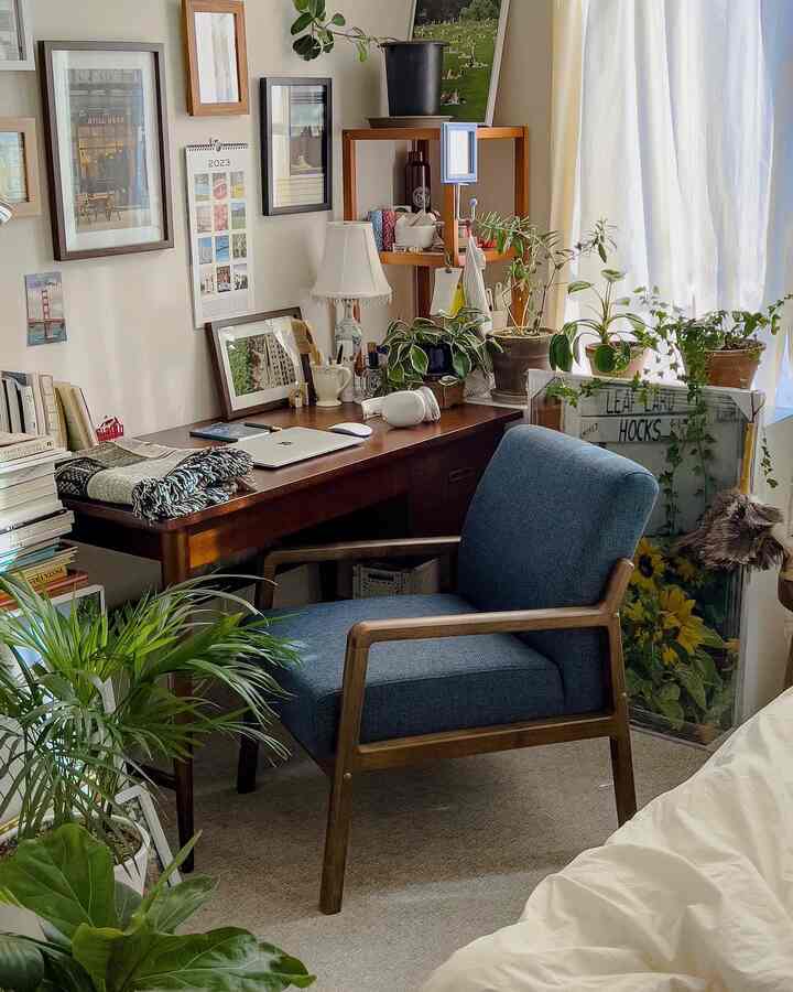 木目調と青色のホームオフィス、デスクと一人用ソファが配置された落ち着いた雰囲気のインテリア