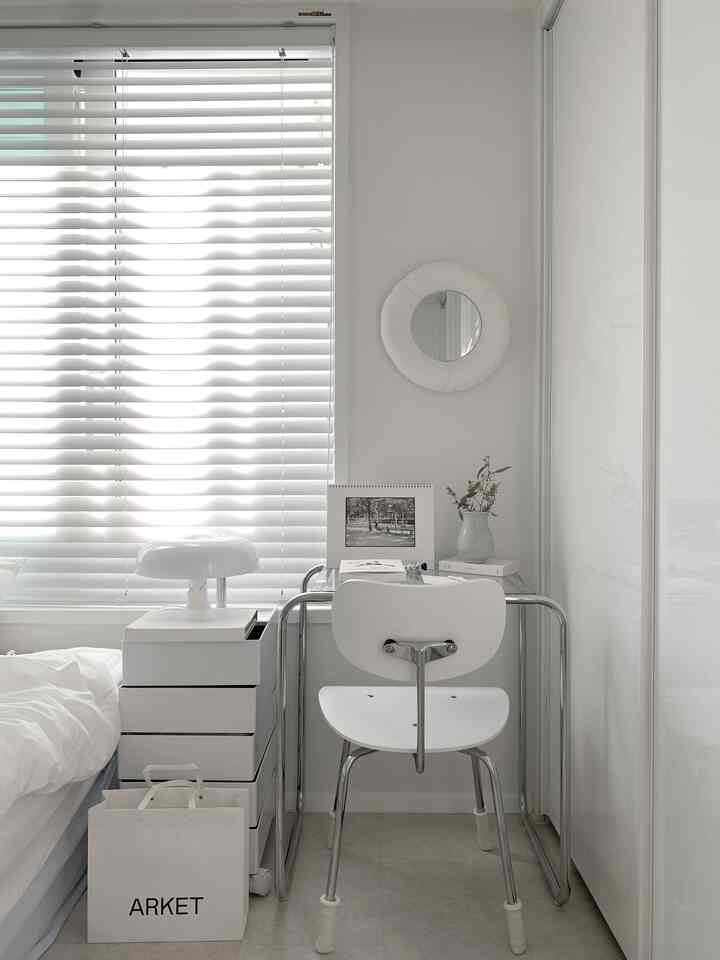 Setetes keanggunan di interior putih.