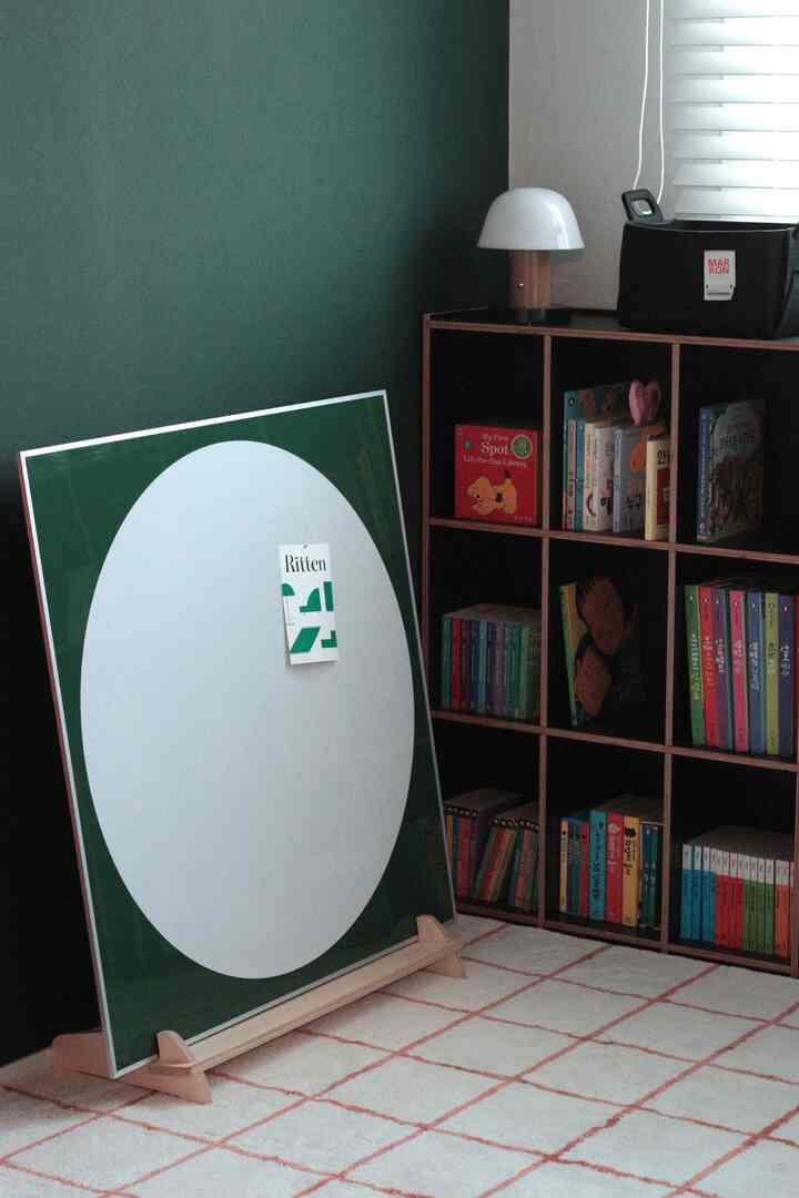 ナチュラルな色調の子供部屋、大きなボードと子供用本棚が配置された雰囲気のある空間