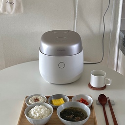 우리집 주방 인테리어를 완성해준 쿠쿠 마스터셰프 사일런스로 맛있는 백미밥을 지어봤어요🤍
가장 놀라웠던 건 사일런트 압력 시스템으로 취사되는 동안 소리가 거의 들리지 않을 정도로 조용하고 일정한 압력 유지로 밥맛이 유지된다는 거 였어요🍚 
대화형 LCD 디스플레이로 메뉴 선택이 가능하여 복잡한 메뉴 선택 버튼이 사라졌고, 오토락킹을 통해 자동으로 고압/무압 설정이 가능하고 밥솥 손잡이 없는 매끈한 디자인이 완성되었답니다🥰🤍
또한, 취사 도중 재료를 넣어 조리할 수 있는 쿠쿠만의 오픈쿠킹모드도 있어 나물밥, 찜, 이유식 등 음식 영양소 파괴를 줄이고 식자재 본연의 맛을 살려 조리할 수도 있다고 해요!⭐️⭐️
본 포스팅은 업체로부터 소정의 제품을 무상으로 제공 받아 직접 사용 후 작성 되었습니다.