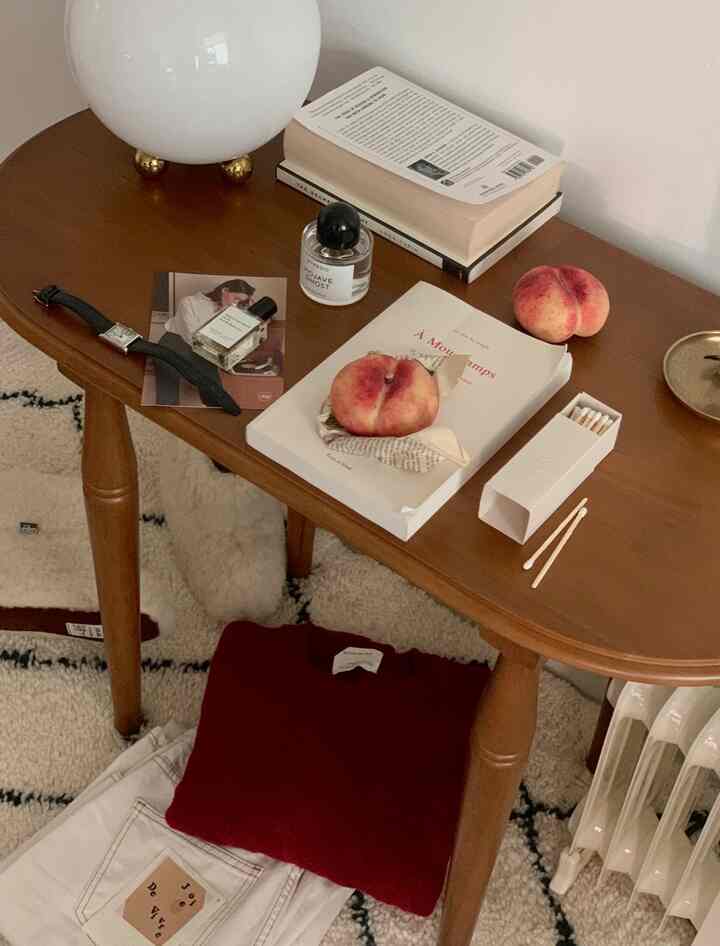 温かみのあるウォールナット調のリビングのミニコンソール、ヴィンテージ感のあるオブジェが配置された雰囲気のあるインテリア