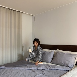 심플하고 모던한 패턴의 침구여서 마음을 빼앗겨버렸어요! 
한샘 인스타를 팔로우 해서 주기적으로 보고있었는데 마침 이쁜 침구가 올라오더라구요
배송받으니 실제 제품이 더 이쁘네요! 
저는 모던패턴  색상으로 Q사이즈로 했구요 
남편도 색상 너무 이쁘다고 좋아하고 저도 기쁘네요! 패키지도 멋져서 선물용으로도 딱일거 같아요 
꿀잠도 솔솔 올거 같아요 강추드립니다 
