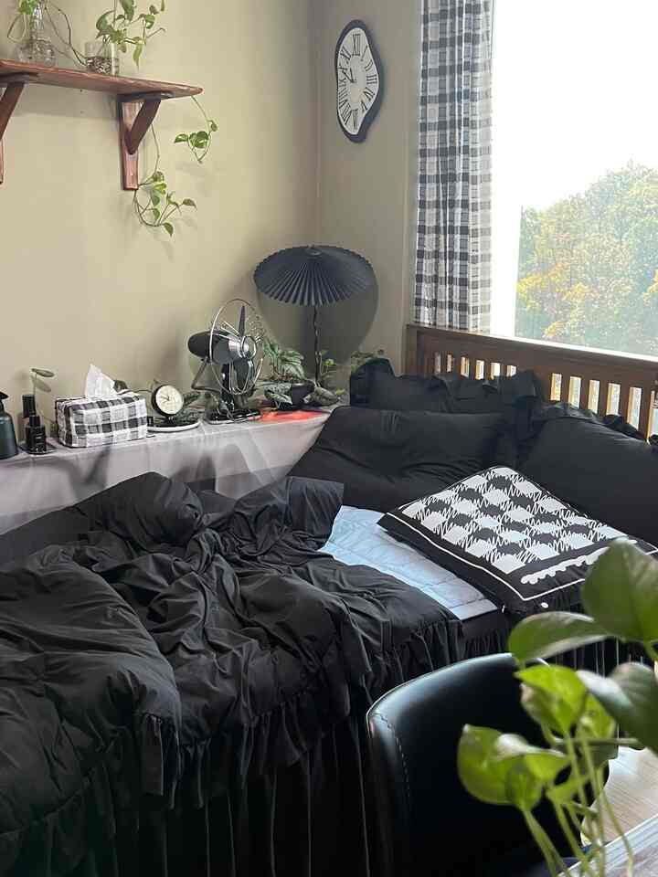 Saya terobsesi dengan hitam dan putih akhir-akhir ini.
Di awal perjalanan, saya benci warna hitam dan putih karena rasa dinginnya yang unik...👀

Tren dan selera datang dan pergi.