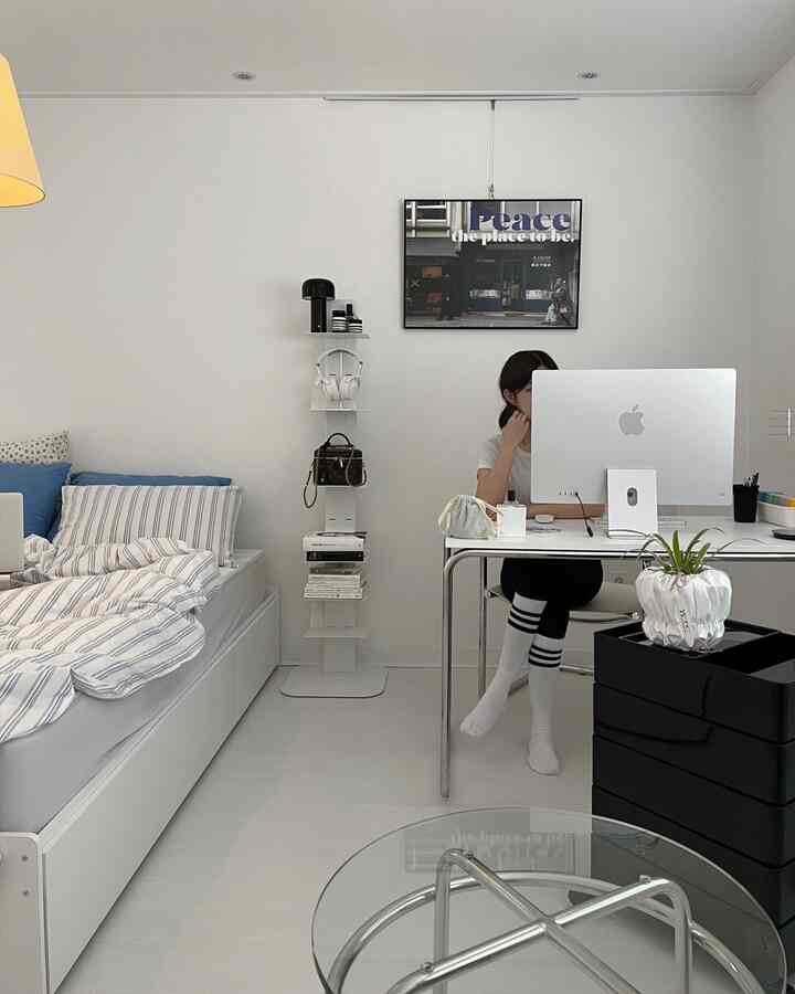 
歩き回る本の小物を載せるだけの製品を調べていましたが、
とてもシンプルでこだわった北棚をプレゼントしました！

本だけを積み重ねてもかわいいと思います。 
植物やヘッドセットを上げてもおしゃれな製品🌻

頑丈なスチールフレームなので重量感があります。
揺れもなく安定して何でも載せることができてとても良いです✌🏻🤍