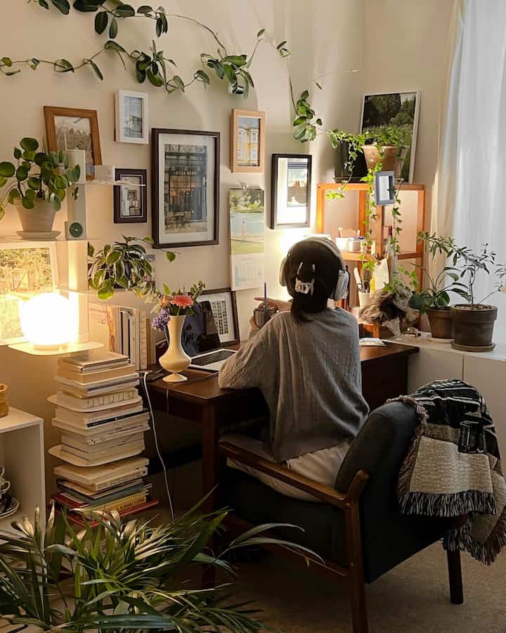 The mood of the studio with all the lights on and the way to use the one-person sofa of the housekeeper🌚