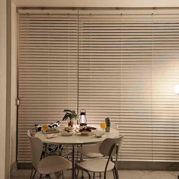 白を基調としたバルコニー空間、丸テーブルと椅子が配置されたアットホームなパーティーの雰囲気