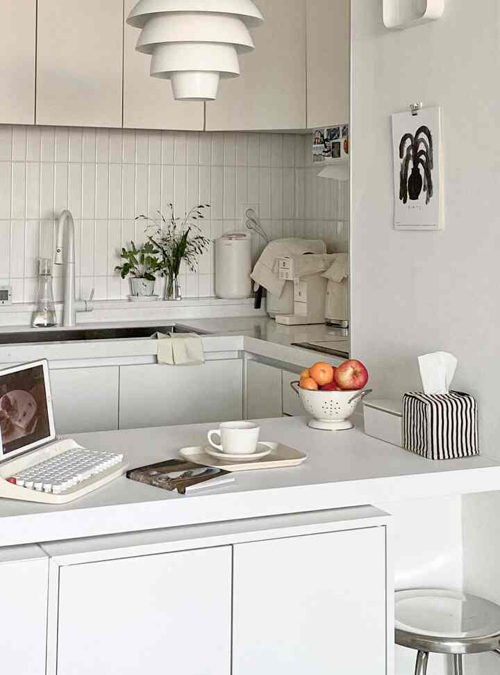 Saat ini, meja makan pulau yang tidak bisa dipindahkan cukup mengganggu, jadi saya menyeret lemari Ikea Eket keluar dari kamar tidur dan mendorongnya ke dalam, dan pas. Aku suka tampilannya, tapi aku tidak tahu kapan jantungku yang berfluktuasi akan berubah, jadi karena sudah lama aku tidak merakitnya, aku memotretnya dan melihatnya. Dimungkinkan untuk memindahkannya pada sore hari. Aku khawatir apakah aku harus mendapatkan meja makan baru, dan aku serakah, tapi untuk saat ini, aku hanya akan duduk di lantai dan makan.👀 Bukan ide yang buruk untuk duduk di meja makan. ruang tamu dan menonton TV sambil makan. 