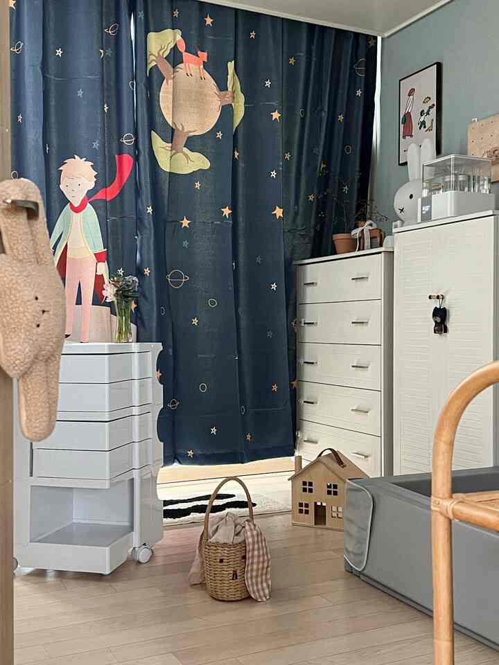 The mismatched white furniture in the kid's room is the one I used when I first moved out 20 years ago. 

I remember reading The Little Prince more than 20 years ago, and now that I think about it, the kid's room feels like it's full of my memories. 
I hope The Little Prince protects my child who is training to wear a night diaper 😆