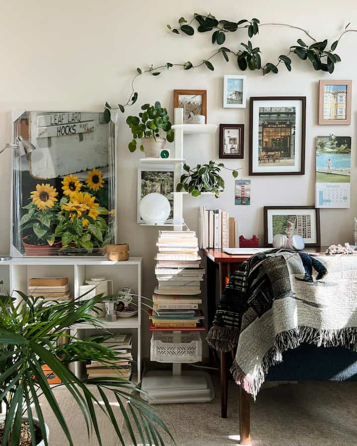 ベージュの壁に北欧風のデスクと隙間収納の本棚が配置された自然な雰囲気のホームオフィス空間