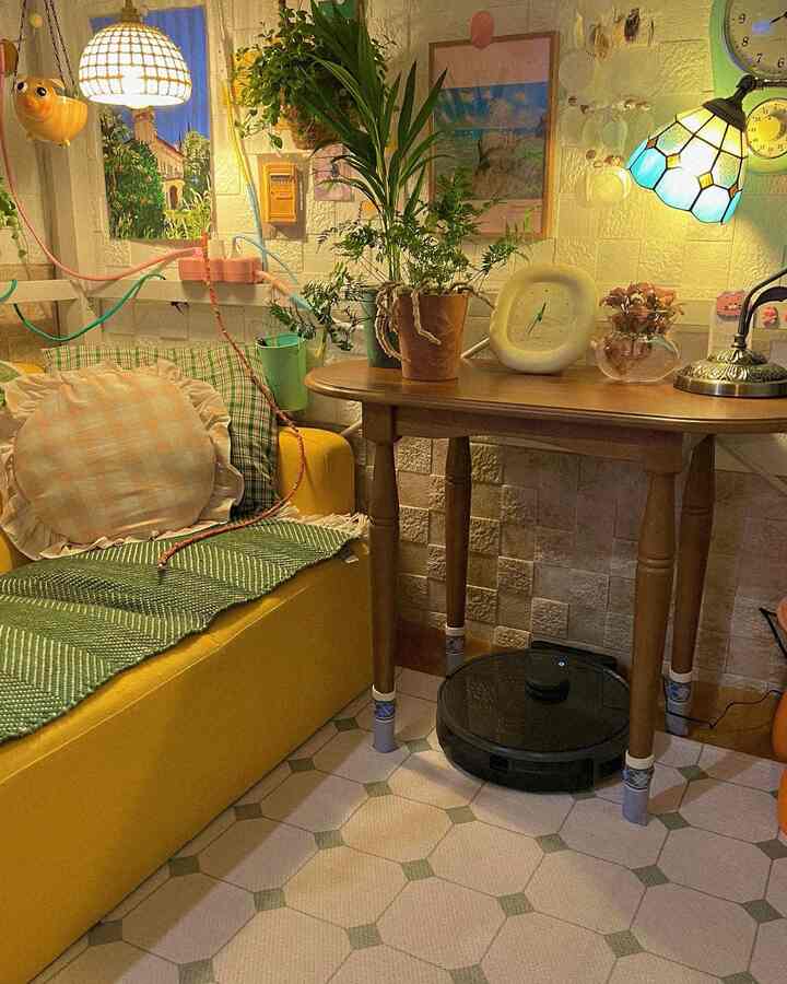 黄色のソファと木目調のサイドテーブルが配置されたヴィンテージ風リビングルーム