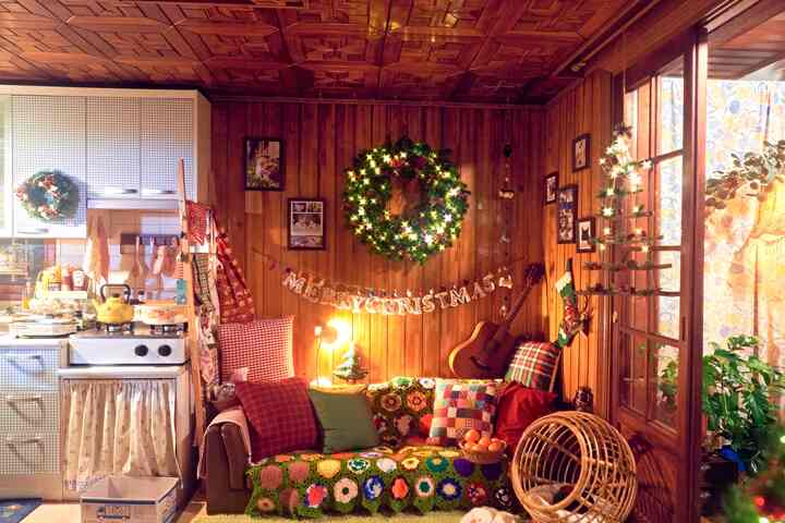 温かみのあるナチュラルな木目調のリビングとキッチン、クリスマスの装飾が施された雰囲気ある空間