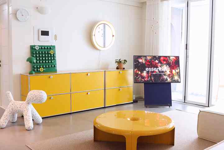 黄色の家具が際立つリビング、シンプルでモダンな雰囲気のあるインテリア