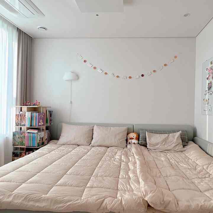 This is a kid's room that I've been putting off decorating and styling for a long time :) 

I matched the overall tone to white/beige! 

I made decorative elements myself by attaching pigeon name tags to Daiso garland with my kid!