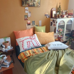 지난주에 캠핑 다녀온 여파로 일이 잔뜩 밀려서
방정리를 해야하는데 조금하고 일하다 또 조금 정리하고
하다보니 2주째 정리중인데,, 이사를 방불케하는 짐폭탄에
허덕이는 주간,, 그와중에 임시구조지만 침대 돌려놓은
구조 사진도 찍고 괜히 협탁도 꾸며보고 화분도 가져다두고
바쁘고 정신 없는 와중에도 소소한 힐링