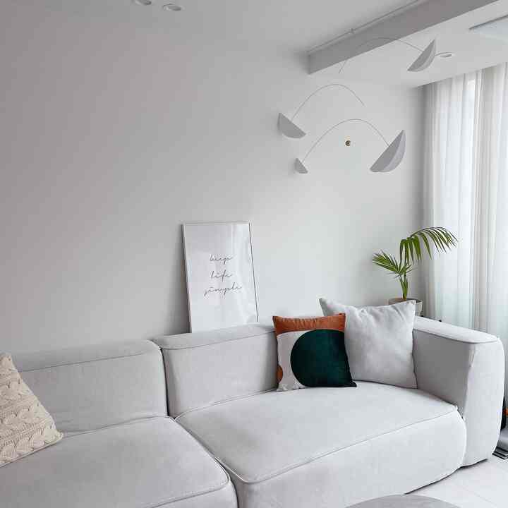 Saya mulai mendekorasi ruang tamu sedikit demi sedikit.
Anak saya merusak ponsel Perusahaan P dua kali.

Ini bukan yang ketiga kalinya..🫣
Saya juga memasang Daewangmobile yang saya beli,
Saya bahkan membuang bingkai foto yang saya gunakan :)

Karena ini musim dingin, gunakan bantalan mikrofiber sebagai highlight!💚
Saya ingin menggantung bingkai foto.
Bingkai seperti apa yang harus saya gantung?🧐🧐