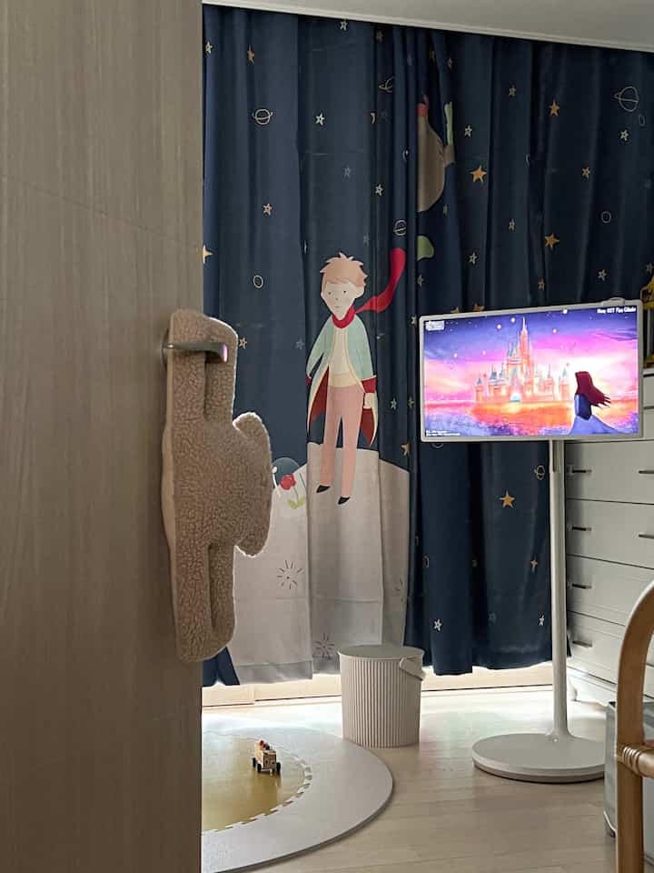 Senin yang akhirnya dimulai setelah suami dan anak berangkat kerja, diawali dengan nyanyian merdu dan pembersihan kamar anak! 

Karena merupakan ruangan dengan beranda, jejak kerja keras selama akhir pekan tetap tertinggal di balik tirai. 
Pangeran Kecil~ Kenapa bersih-bersih tidak berhasil haha? 