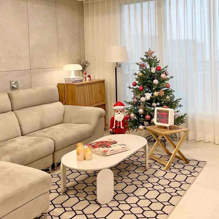 Dingin sekali dan cuacanya suram 
Sepertinya sekarang sedang musim dingin. Saya menyalakan kompor mini dan makan pizza bersama anak-anak.