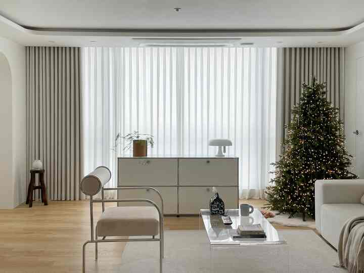 Every time I took a picture of my living room, I thought something was missing, but after hanging up Beauty Home's sand curtain, my living room became complete 🫶🏻

I'm 100% satisfied, so the introduction will be long, but it's a pretty blackout curtain, so I really recommend it to those who are worried about curtains.

It's a shape-memory curtain that maintains plump and consistent wrinkles without losing the shape of the wrinkles, and it's said that it has the equipment of only two units in Korea and unique processing technology.
Shape-memory curtains are not all the same. 😉
Unlike existing curtains that look dull and narrow, it has a bright color and a blackout rate of about 80%, so you can sleep comfortably regardless of the time.

It's a special woven fabric that doesn't worry about fine dust, so it's even more recommended for households with children and pets like Juajua Home.

It naturally blends in with various lights at night as well as during the day when there's a lot of light, creating different atmospheres. It has a plastic ring, so even I, who's new to self-installation, was able to install it easily.

Construction service is available, but self-installation is also possible. It's not hard, you can do it easily, and it came folded in a box, but it was so amazing that it felt like it was straight without any wrinkles! 

I think curtains are prettiest when they have both an outer curtain and an inner curtain ☻

Our house is vanilla colored^^