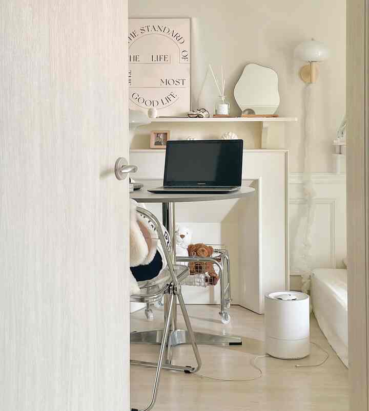 1. Kamar tidur terlihat melalui celah pintu 
Menurutku itu yang tercantik. 