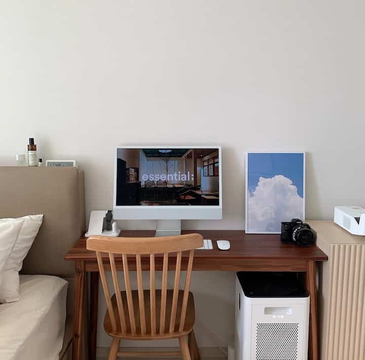 Saya seorang pekerja kantoran berusia 30-an yang tinggal di officetel 7 pyeong 👀
Sudah setahun sejak saya pindah, tetapi ponsel saya rusak dan banyak foto indah yang saya ambil hilang...