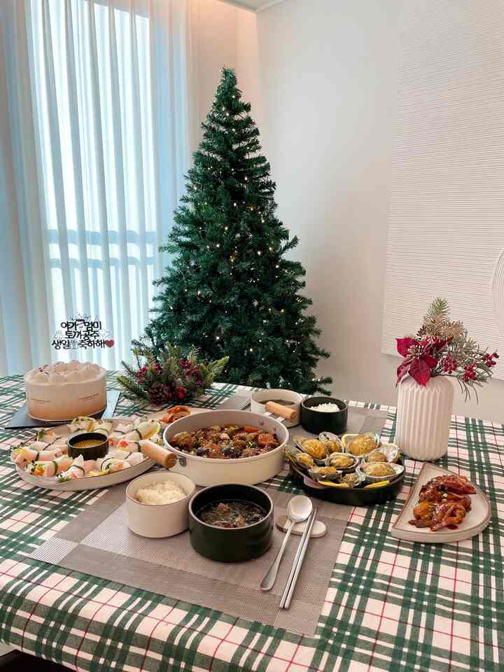This is the birthday meal my husband prepared yesterday😆
-Sour radish wraps
-Sweet braised ribs
-Chewy abalone butter grilled
-Perilla beef and seaweed soup🤍

Isn't the menu lineup so mouthwatering?😋

All of the dishes are very hands-on

My husband prepared them for 5 hours,
but we ate them in 15 minutes... 😇ㅎㅎ