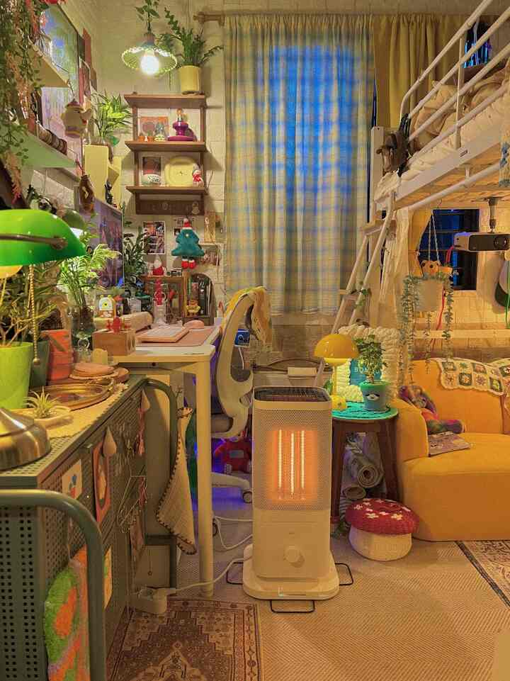 暖かいイエローとベージュ調のホームオフィス空間、デスクとソファ、電気ヒーターが配置された冬の雰囲気のあるインテリア