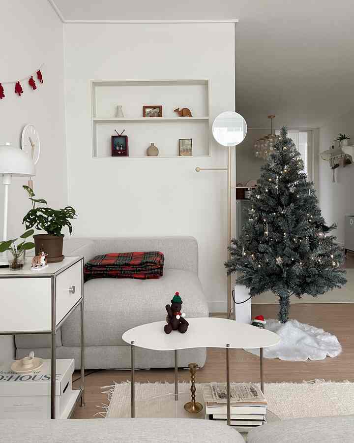 ☁️
The atmosphere of the living room has changed a bit due to the year-end atmosphere
This time, I sent a mini tree and brought in a 150cm tree🎄
I bought it cheaply, but it's denser than I thought, so I like it!

I didn't know much, so I bought only one 200-bulb raccoon light bulb, and it was empty~~🧑🏻‍🦲
When I received the tree ornament I bought online,
it was pretty, but it was smaller than I thought, so I was disappointed

I think it's better to see it in person, so I'm going to buy it tomorrow,,🎅🏻