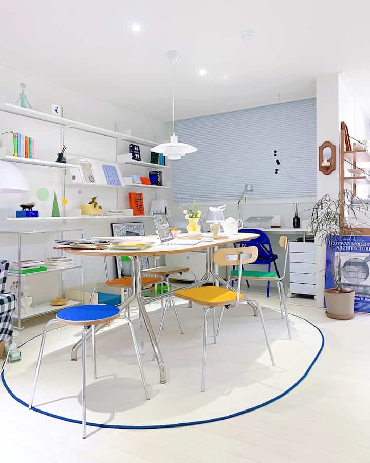 ダイニングテーブルはミッドセンチュリーモダン風で機能的に