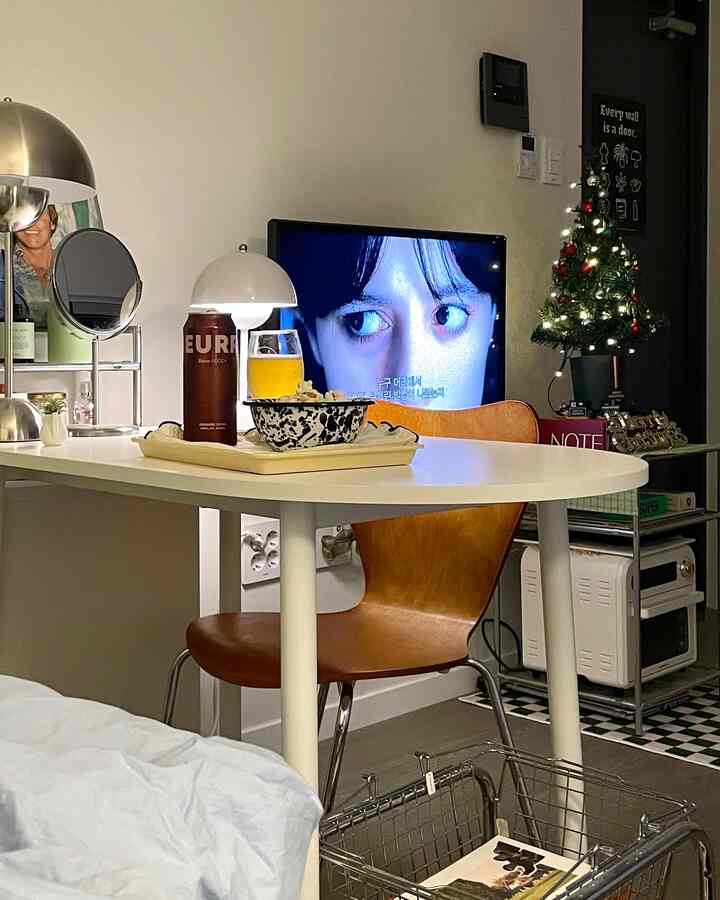 白と茶色のシンプルなダイニングルーム、テーブル上にはドリンクと軽食が置かれ、居心地の良いおうちカフェの雰囲気を演出している