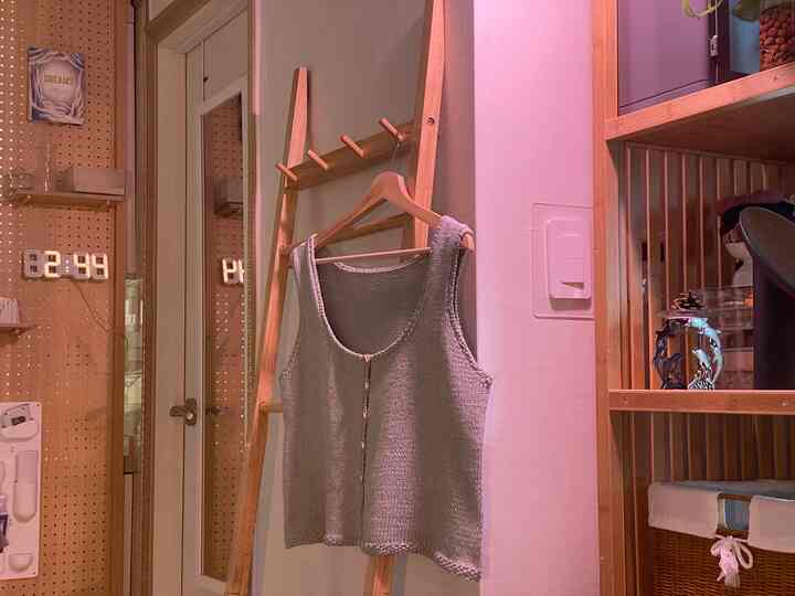 木目調と白を基調とした6坪のワンルーム、木製のラダーラックとLEDデジタル時計が配置された温かみのあるインテリア