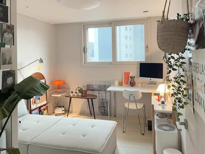 The studio has changed a lot, and it's become much more modern with the introduction of the Arno chair and the Akiro table.🤍🤍