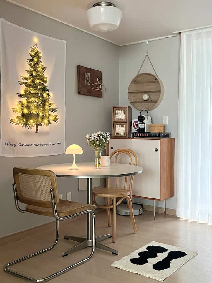 I feel like a magician when I turn on the tree and lights. I just flick it with one hand 😆 
I put the small flowers that I had left on the veranda because I thought they would wilt quickly on the table, and they are full of fragrance 
I should boil some ramen with the scent of flowers