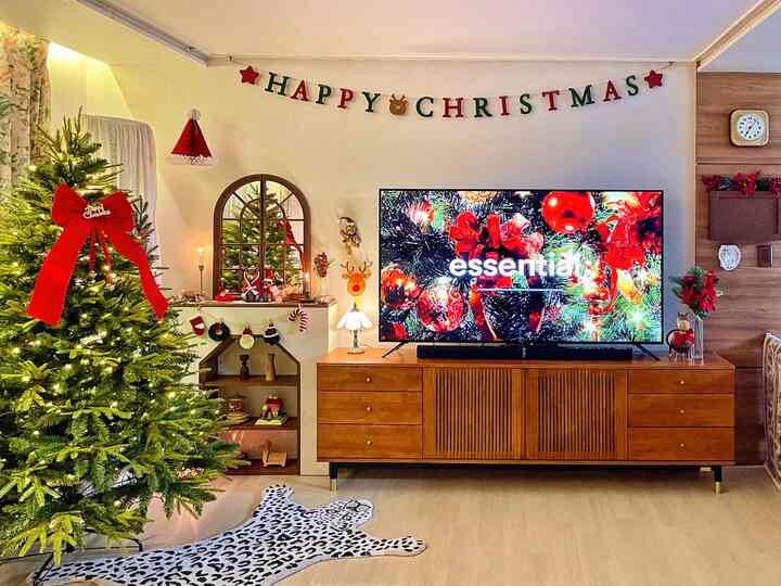 あらかじめクリスマス🙈🎄💕

꽄いよいよ私たちの家もクリスマスムードしたスプーンを追加してみました！ 🥹❤️
まだ11月末だから少しずつ飾ってみようと思うけど…！
まだツリーオーナメントは選んでいないのにワンリボン一つだけでも可愛いらしいですよ🙈🎀
そして、手編みで作ったクリスマスガーランドが今年初めて光を放つような感じの感じ..!!🥰
近いうちに子供部屋もクリスマスの雰囲気を軽く見なければなりません...!🫣🫶🏻

𝑃𝑠。家を初めて見た夫が愛の実がなぜこんなに多いのかと言う…
