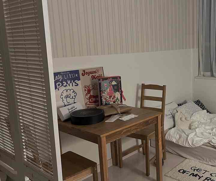 ホワイトとウッドトーンの調和が美しい4.5畳のダイニング、温かみのあるおうちカフェ風の木製ダイニングテーブルと椅子が配置された空間