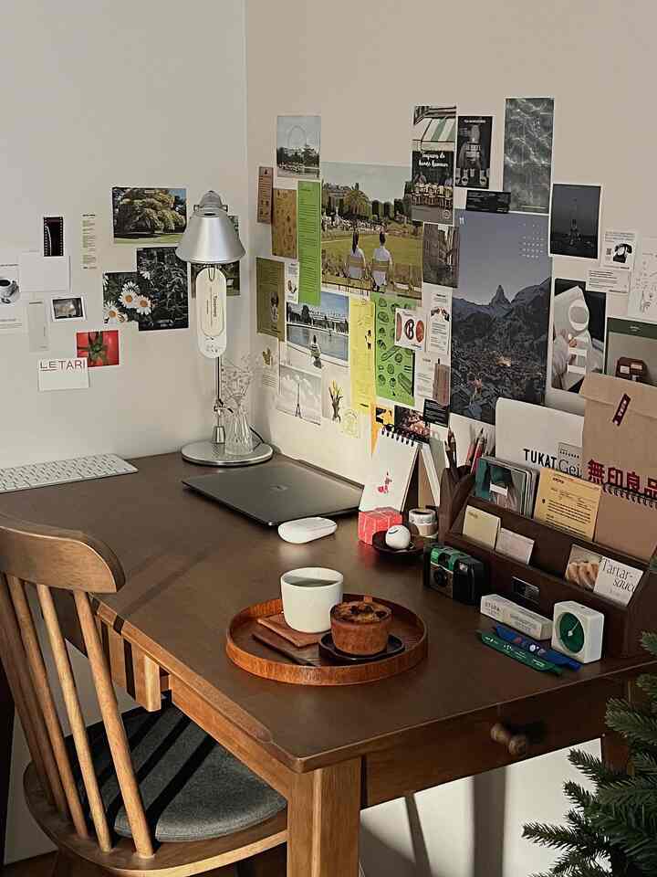 ナチュラルなブラウン調のワンルーム書斎、木製の机と椅子、ホームカフェアイテムが配置された温かみのあるインテリア