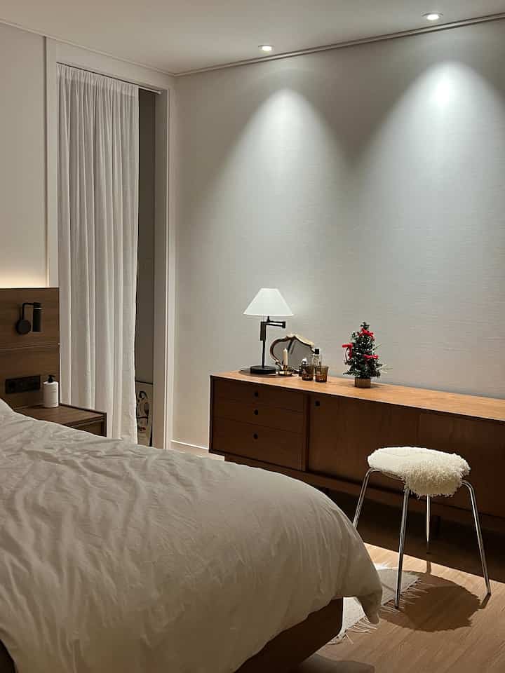 Here's the latest on our bedroom interior. Milky Home is based on white interiors, but the bedroom is a chocolate milk concept with white and wood. 🤎 I moved the Helsinki storage unit that was under the bed to the side and even put up a stand light, so I'm satisfied with the new atmosphere.