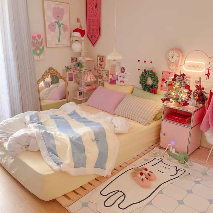 instagram @___perola_
Cozy bedroom interior🤍
.
I changed my bedroom bedding after a long time. It's full of cute items!
