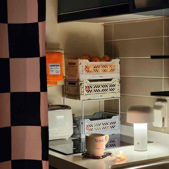 〰️Tip-kun〰️
Bawang dan kentang adalah makanan jiwaku(?), jadi aku menyimpannya di dapur dan sering menggunakannya.

Namun, tinggi Aikasa S sangat rendah sehingga saya tidak bisa memasang jaring bawang dan melapisi Aikasa lagi di atasnya, sehingga membuat frustrasi.😓
Tidak ada yang istimewa, tapi saya memecahkan masalah tersebut dengan ide yang bagus (*•̀ᴗ•́*)و ̑̑

Betul〰️ Ini cara memanfaatkan rak dapur yang sebelumnya digunakan untuk menata cangkir🤍