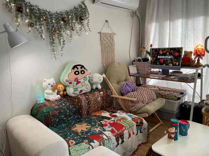 クリスマス感のある崇高なリビングルーム🎄✨
こたつにみかんか食べれば暖かい冬完成！ 🍊