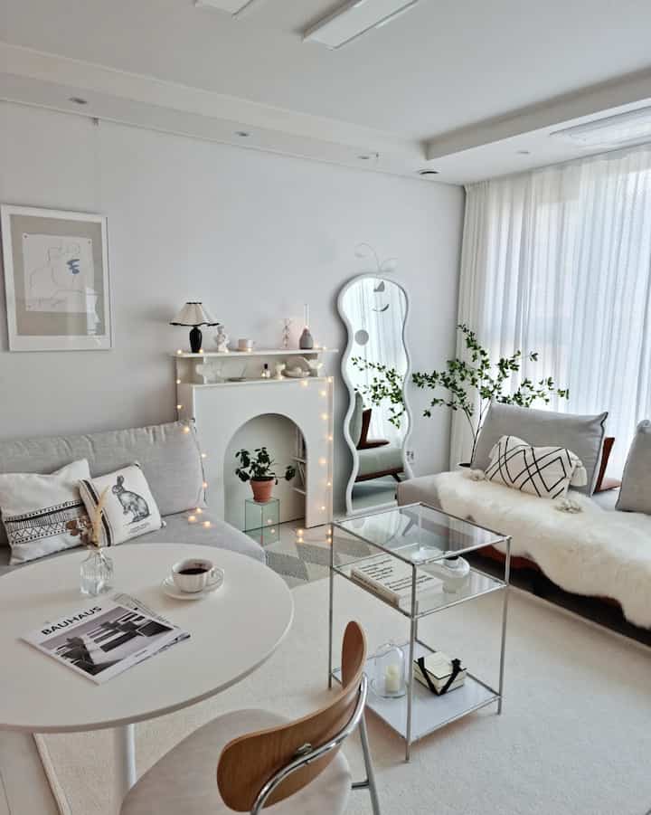 An afternoon when the cold has eased a bit~ 
After a long time, I rearranged the living room furniture and moved the full-length mirror to the fireplace, so it looks much prettier~~