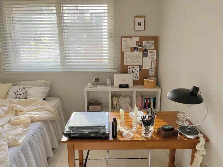 明るいホワイトと温かみのある木目調が調和した一人暮らしの寝室とホームオフィスの空間