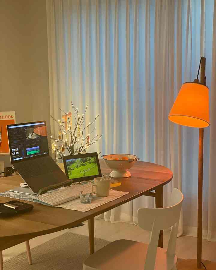 フィリップスHue 4.0ホワイト＆カラーアンビエンススターターキットで私たちの家の雰囲気がパッと変わりました！フィリップスヒューアプリとブリッジを接続すればスマートフォンアプリでも手軽に電源をon/offでき、その日の気分に応じて照明のカラー、明るさなどを調節できるのでとてもよかったです！ 
特に最近のように、年末の雰囲気を吹き出さなければならないとき、ヨ・フィリップスHue照明でその日の雰囲気に合った照明をつけてくれれば、雰囲気をさらにきれいに上げることができます^^
最近私がフィリップスヒューアプリで最も愛用する機能は暖炉効果です！本当に暖炉の置いた暖かい雰囲気が出て一番愛用している効果です:)