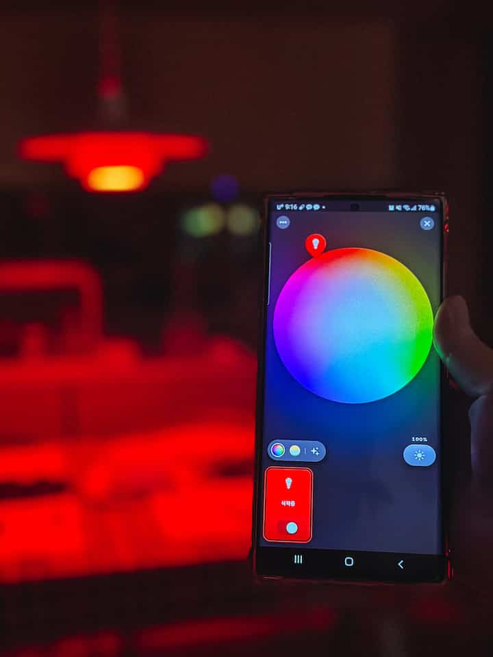 今日もフィリップスヒュースマート電球で様々な照明色づくり遊びをしました。夫が一番怖い色だから夫一人でキッチンにいるときに遠隔で色調整するとパルッと飛びますよ…