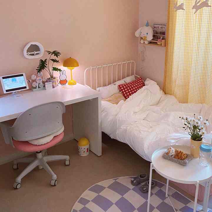 柔らかなホワイトとイエローの色調の子供部屋、机、ベッド、チェックカーテンが配置された落ち着いた印象的なインテリア