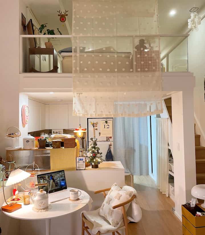 Apakah akhir pekanmu menyenangkan??
Cuacanya lebih berawan dibandingkan kemarin, jadi cuacanya turun.
Dalam cuaca seperti ini, sepertinya aku akan terjebak di dalam dupleks dan harus dibawa keluar lagi🤣 
Saya akan menyalakan lampu dan mengambil waktu sejenak untuk mengatur suasana. 
Ciptakan suasana dupleks dengan tirai tembus pandang~🫣
Selamat berakhir pekan dengan santai🍂