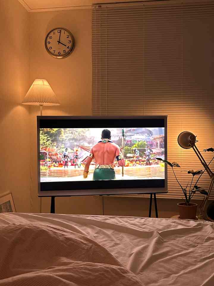 ベッドから一足跡も出てくる面倒な怠惰バンには必ず必要なスマート電球💡
オリビューアチャンスでフィリップスヒュースマート電球を使ってみました！従来にもシャオミ、イケア、アリなど様々なスマート電球を使用していますが、すべてBluetooth方式なので家の中でのみ制御が可能で、時々ペアリングが途切れて再接続してくれる手間がありました🥲

フィリップスヒュー4.0スマート電球はBluetoothとWi-Fi方式で両方サポートして家の外でも制御が可能で、何よりブリッジと連動しておけば映像やビデオに合わせて照明が変わるという点..🌈

テレビの両側に照明を設置したところ、空間感がより生きて映画館にやってきたようです。 On/Off 予約をかけておくこともできますので、ルーチンに合わせて設定してもいいと思います💕

#オリビューア#製品提供#製品協賛