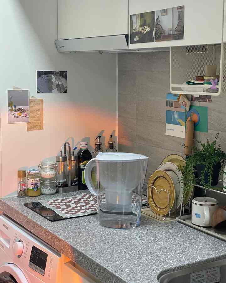 #제품협찬 パリ・ウォーホル時代必須だったブリタ。パリに到着するとすぐにマートに買いに行ったが、マートにたった一つ残っていたマレラレッドを買った記憶が新しく新しくなって、もっと嬉しかった今回の製品。 

今回ブランドから提供されたのはブリタ・マレラXL！  ホワイトカラーなのでキッチンに置いてもテーブルの上に置いてもよく似合い、何より以前に使ったより容量が大きくて水をたくさん飲むカバである私は大満足！ただ、我が家の冷蔵庫があまりにも小さすぎて入れなければならない非常に小さな問題がある。ワンルームに住む一人家具にはワンサイズ小さいのがいいかも！

機能はすでに過去ヨーロッパで使用したことがあるため信じていたが、石灰の多いヨーロッパ水と韓国の水は違って、最近のフィルターは国内水質特化フィルターを適用して出ているという。数年の間に多くの発展を遂げてきたようで、私は大丈夫だった！

しかも最近ではブリタグリーンリーフメンバーシップがあり、使い切ったフィルターは回収してリサイクルしたり寄付をするという。ペットボトルだけでなくフィルターごみまで減らすことができるから、より環境にやさしく使うことができて良い製品のようで良かった◡̈

今年初め独立してから水はボトル入り飲料水を配達させて飲んでいたが、ペットボトルもペットボトルだったが、狭い玄関で席を大きく占めているのも不便だった。さてブリタを使うから玄関を綺麗で広く使えるのも気に入らなかったポイント！ :)

ああ！そしてまた良い点は、コーヒーマシンにはミネラルウォーターを使って、ポートギにはただ水道水を使ったが、今はブリタがあるからコーヒーマシンとポートギにブリタで浄水した水を使うことができ、水を買う費用も減り、ポットに挟む白い水の時できないようにすることができます。 

使い方は昔と同じでフィルターを水にふくらんだ後空気を抜いた後装着して2度ほど水をろ過してくれればいいし、ふたにあるブリタメモでフィルター交換周期を確認すればいいからちゃん便利！

韓国で自殺生必須テムというニックネームができるだけのブリタ！パリのように韓国でも私の跡の生活に多くの助けを与える :) #오하우스 #오늘의집 #브리타 #BRITA #브리타정수기 #브리타마렐라 #브리타마렐라XL #친환경제품 #친환경정수기 #정수기 #제로웨이스트 #리사이클링