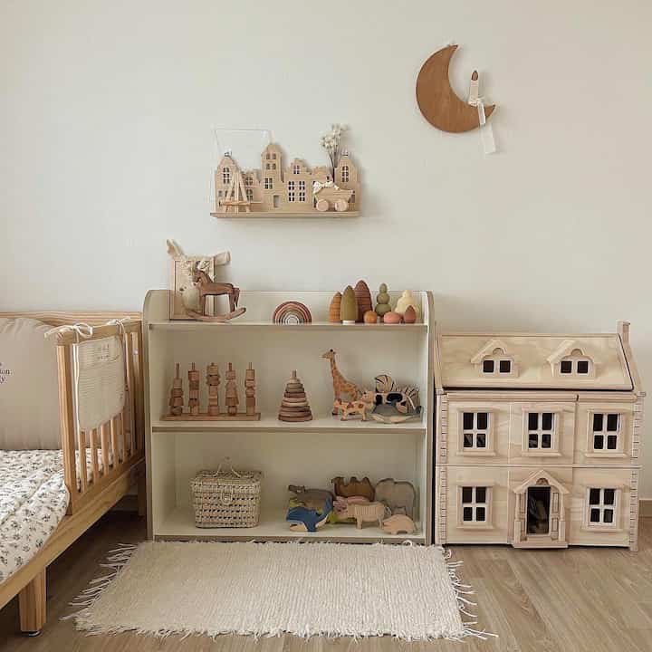 ナチュラルカラーの子供部屋、木製家具とおもちゃ、ベッドが配置され、温かみのある雰囲気のインテリア