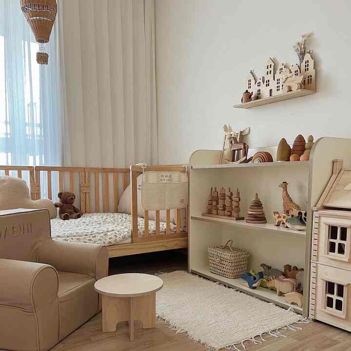 ベージュとホワイト調の子供部屋、木製のベビーベッドとおもちゃ収納が印象的な自然で赤ちゃんに優しいインテリア
